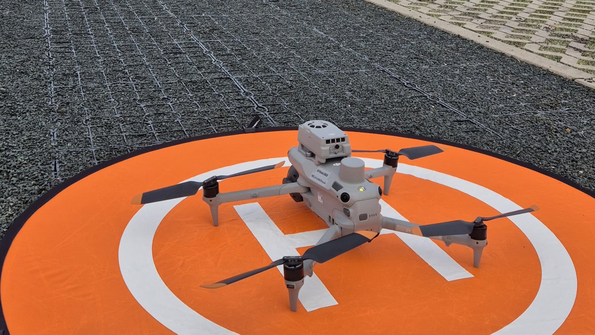 DJI Matrice 4E landmeetkundige drone staat klaar voor vlucht op landingsplatform