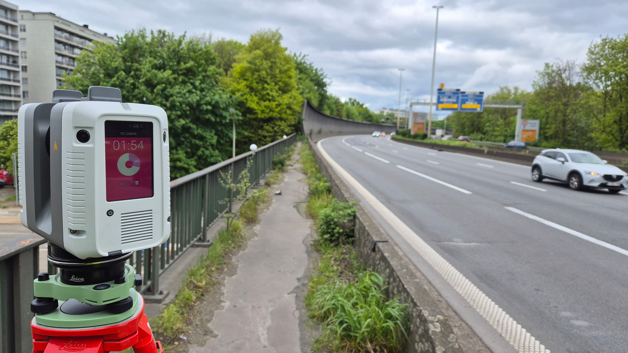 Leica 3D-laserscanner actief langs een viaduct