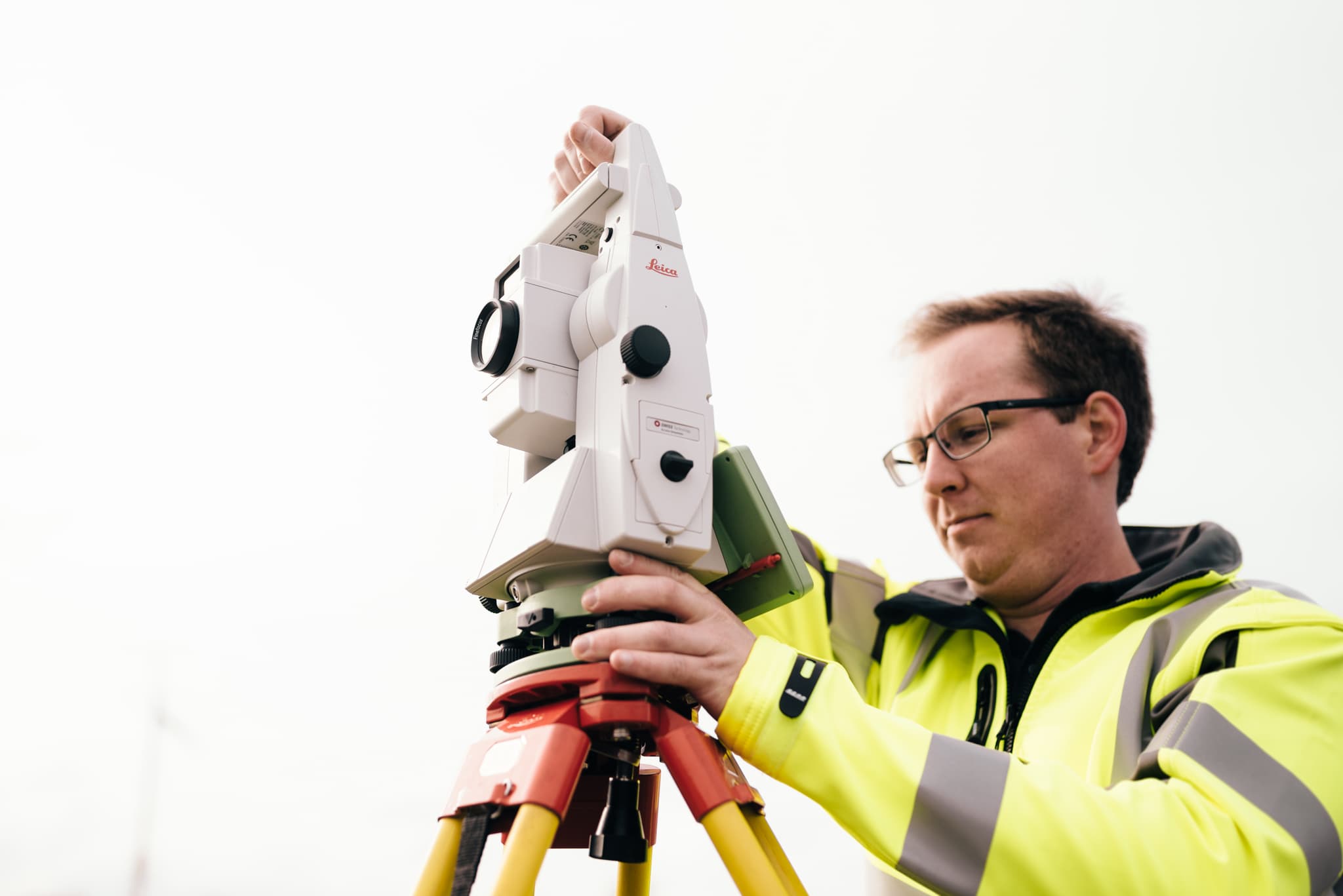 Landmeter stelt Leica total station in op statief