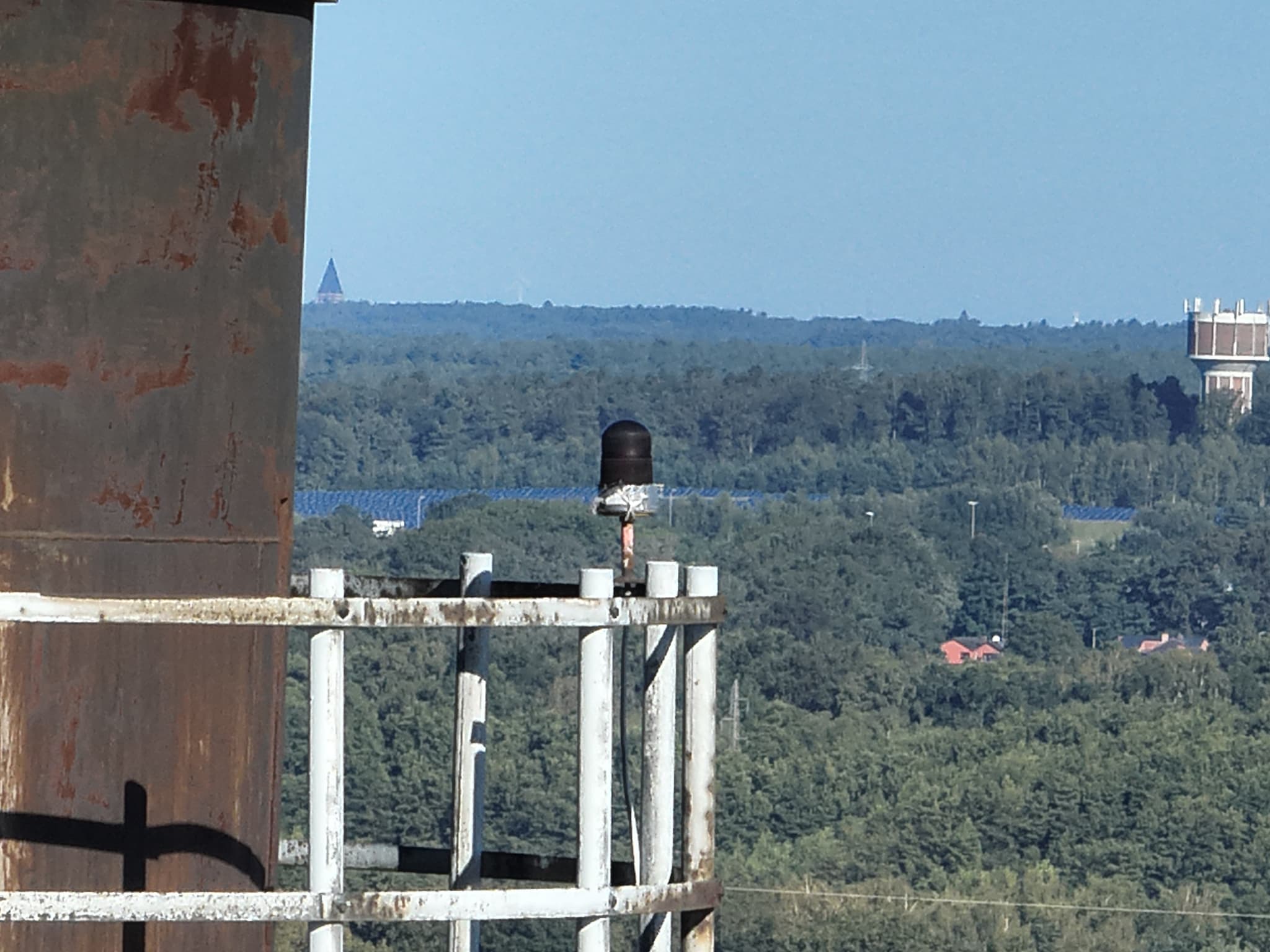 Close-up van industriële installatie-onderdelen op hoogte vastgelegd door drone
