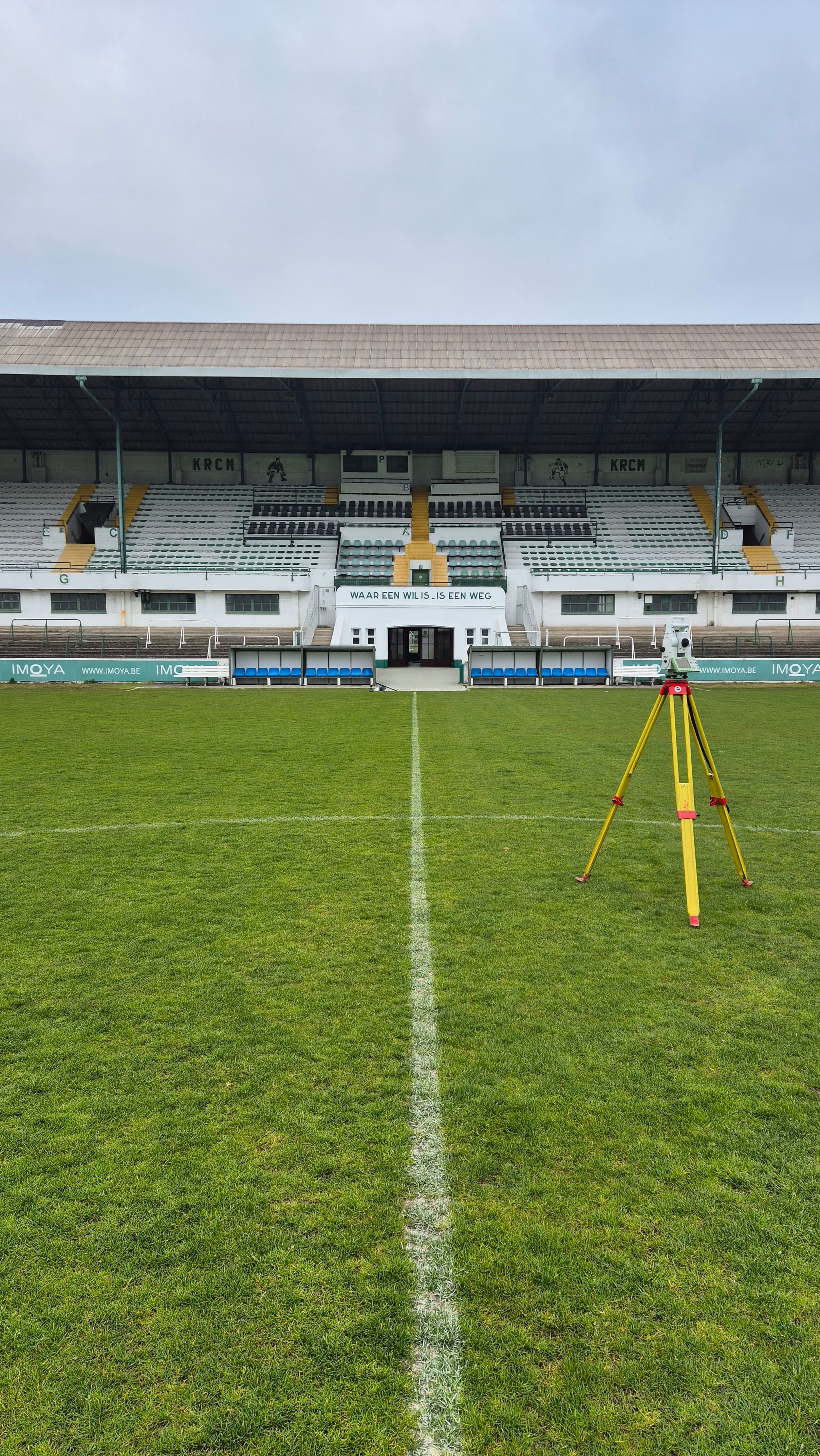Totaalstation op het voetbalveld tijdens de opmeting van het Oscar Vankesbeeckstadion in Mechelen